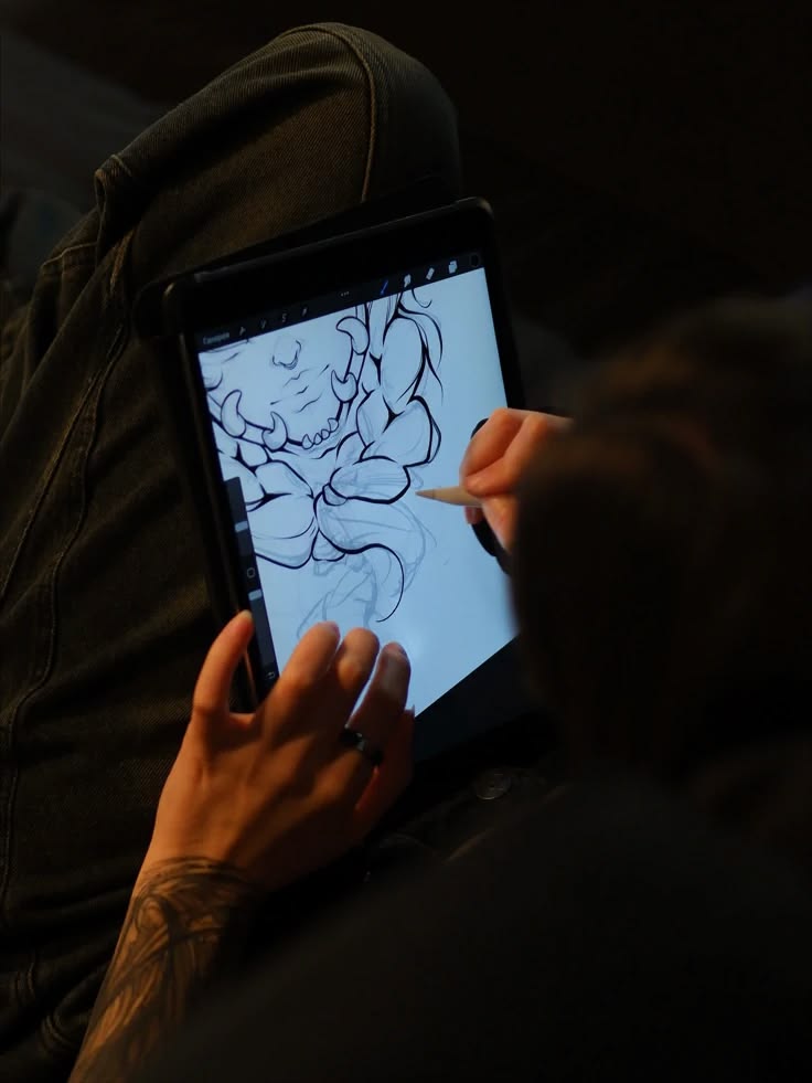 Artista che disegna una maschera oni su tavoletta grafica
