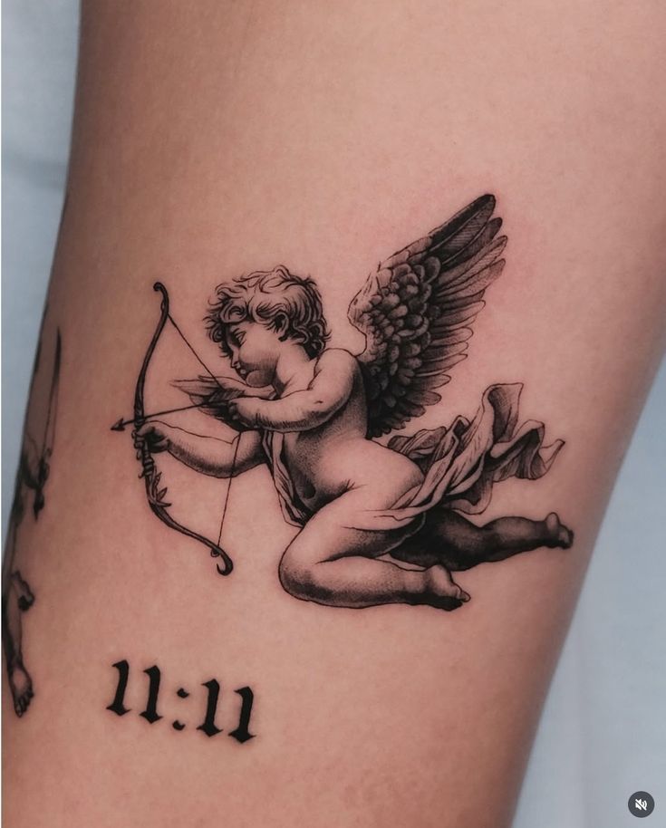 Cherubino con arco tatuato in fineline