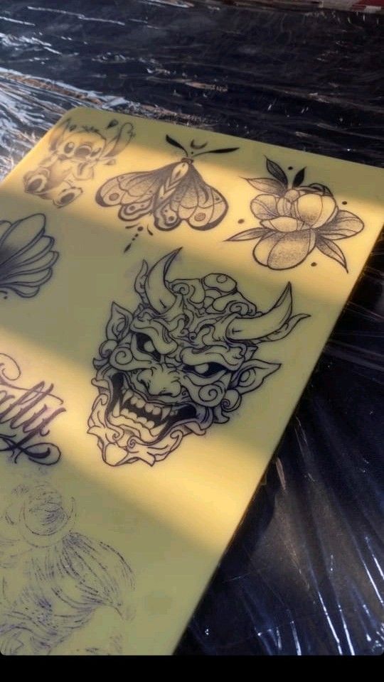 Tavola flash con maschera oni, falena e fiori