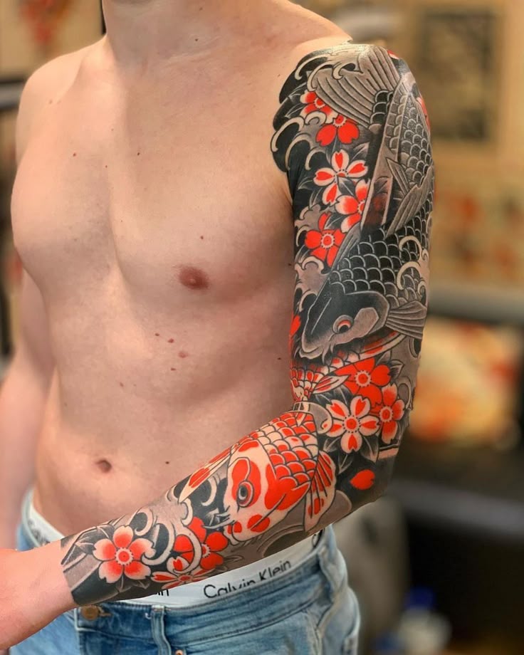 Manica giapponese con carpe koi e fiori di ciliegio