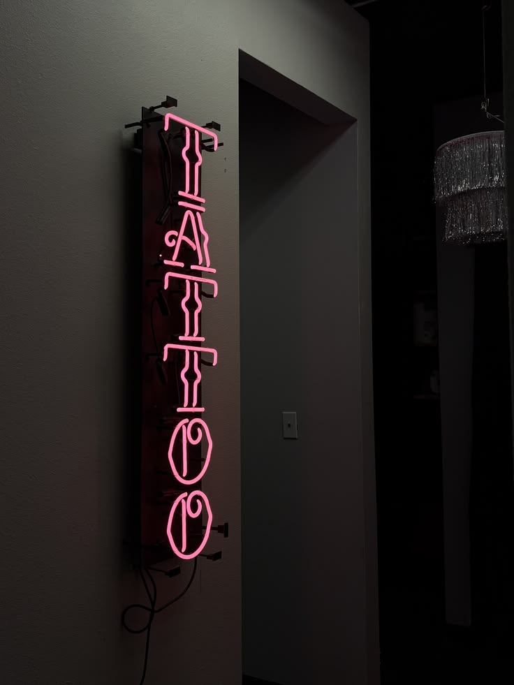 Insegna al neon rosa all'ingresso dello studio