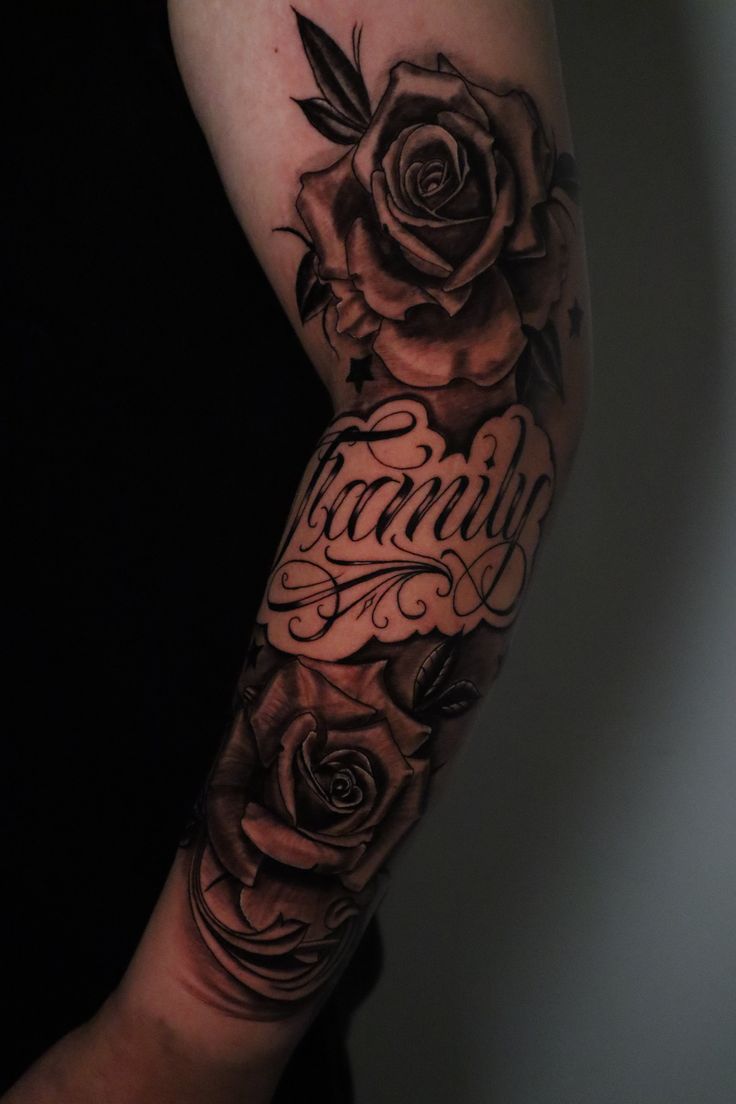 Lettering family con rose in bianco e nero