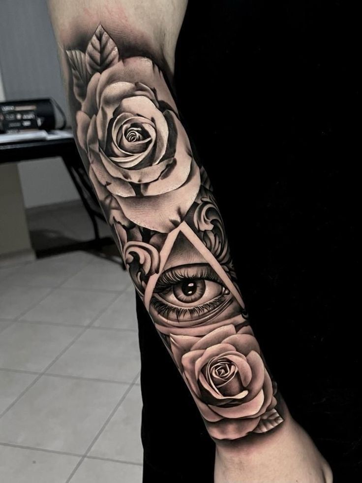 Rose, occhio in un triangolo e barocco