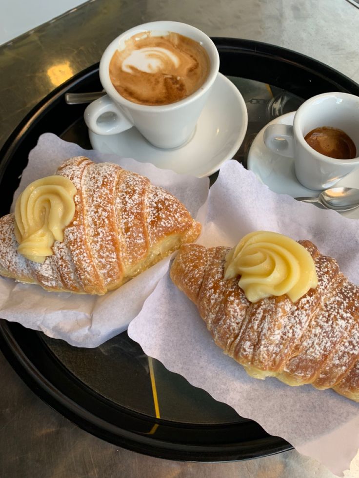 Tavolino con cornetti e caffè