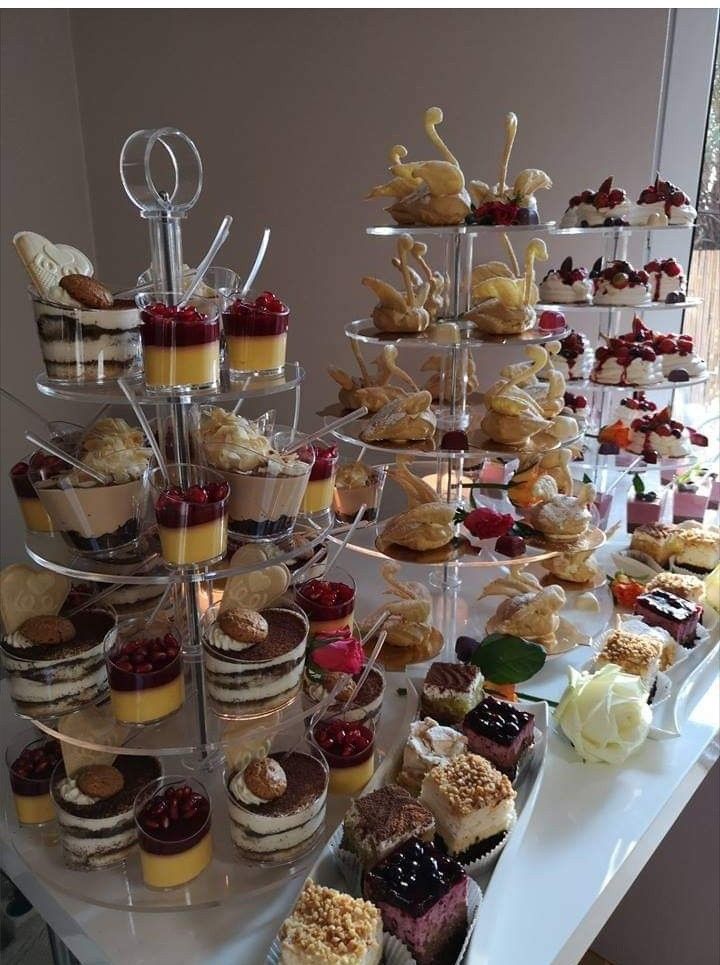 Composizione di dolci per evento su più livelli