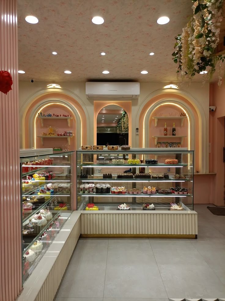 Interno della pasticceria con vetrina dei dolci