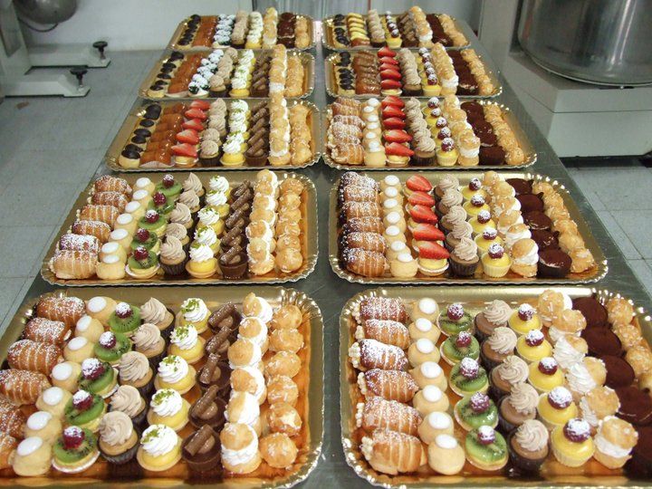 Vassoi medi di pasticcini assortiti