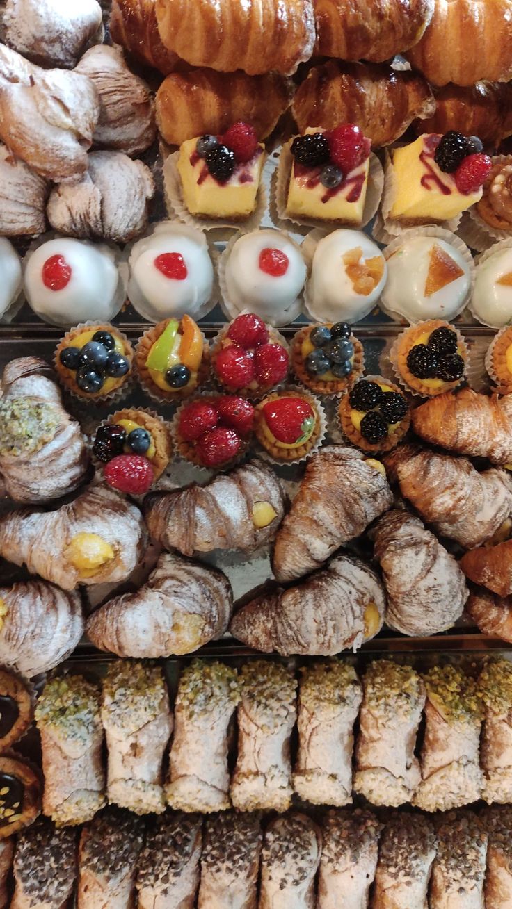 Vetrina di pasticceria mista