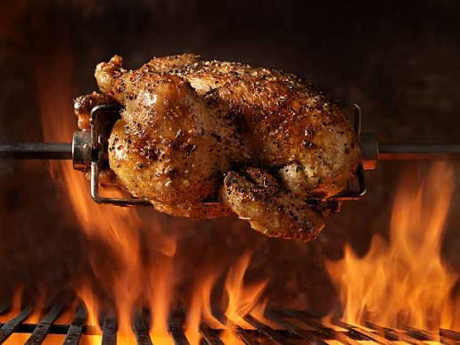 Pollo allo spiedo sulla brace